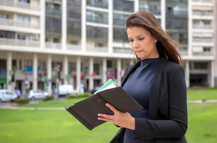 Asesoría profesional para la adquisición de títulos universitarios legales en España.

